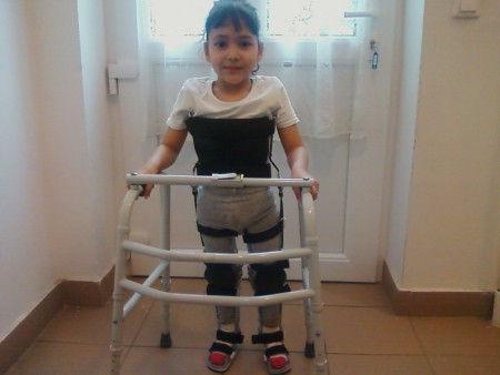 járógépben sétálás járókeret segítségével  